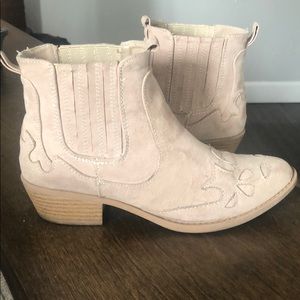 Light tan ankle boots 🍂